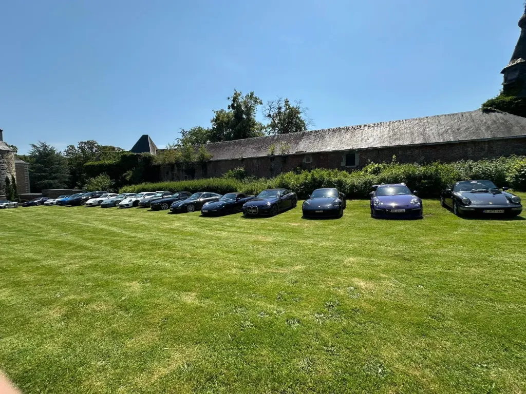 Sponsoring, comprenant une voiture + dîner (équipage, deux personnes) + visuel sur place.